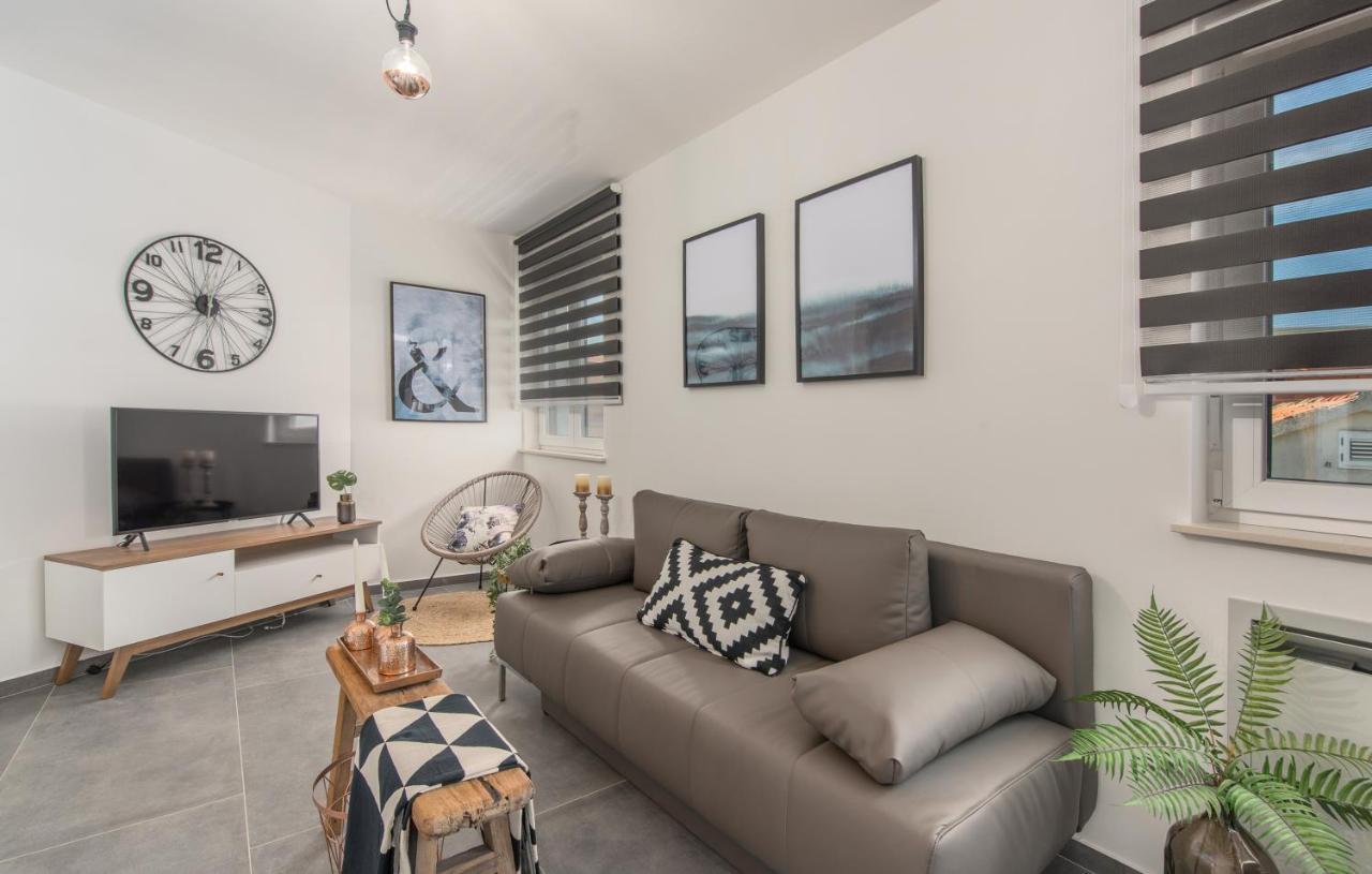 Apart Residence Galant Rovigno Esterno foto