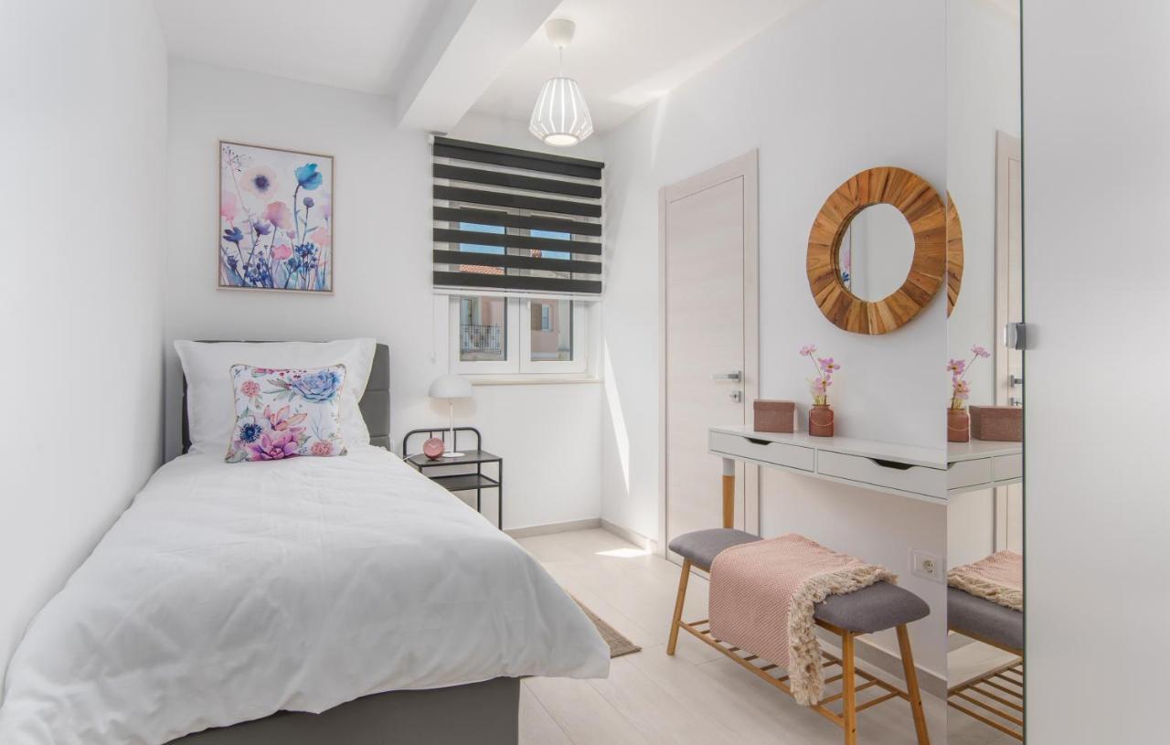 Apart Residence Galant Rovigno Esterno foto