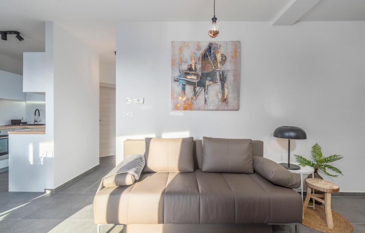 Apart Residence Galant Rovigno Esterno foto